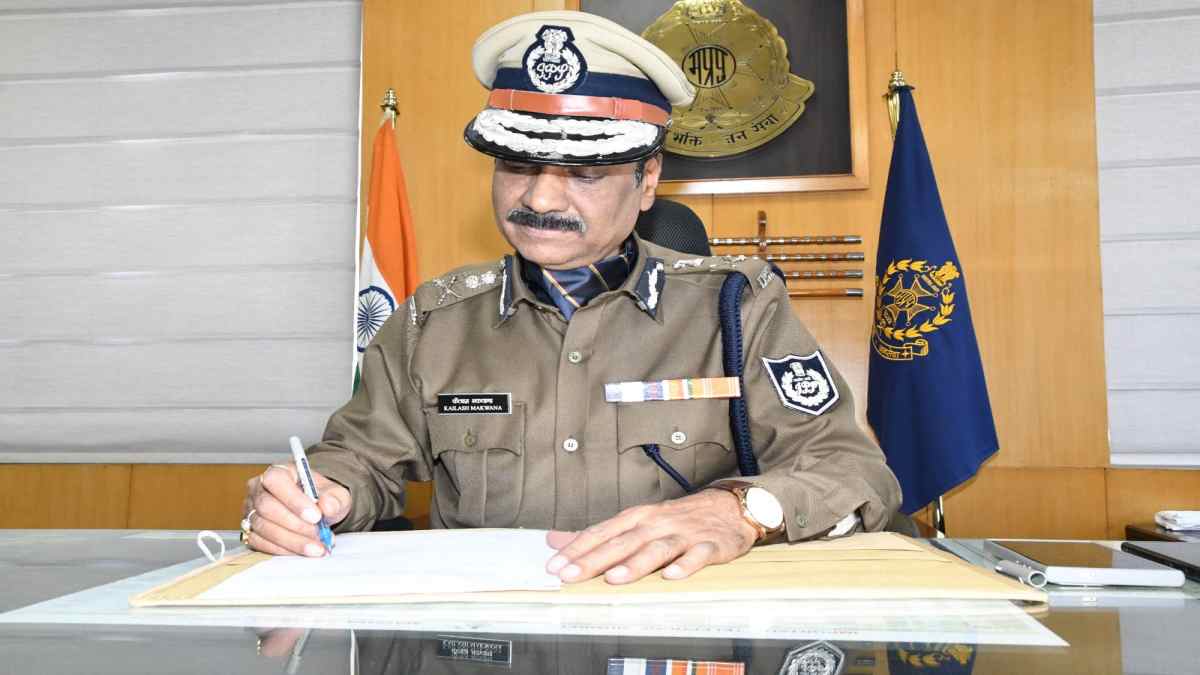 एक ही थानों में जमे पुलिसकर्मियों पर बड़ा एक्शन, अब 4 साल से ज्यादा नहीं कर सकेंगे काम, DGP ने दिए आदेश