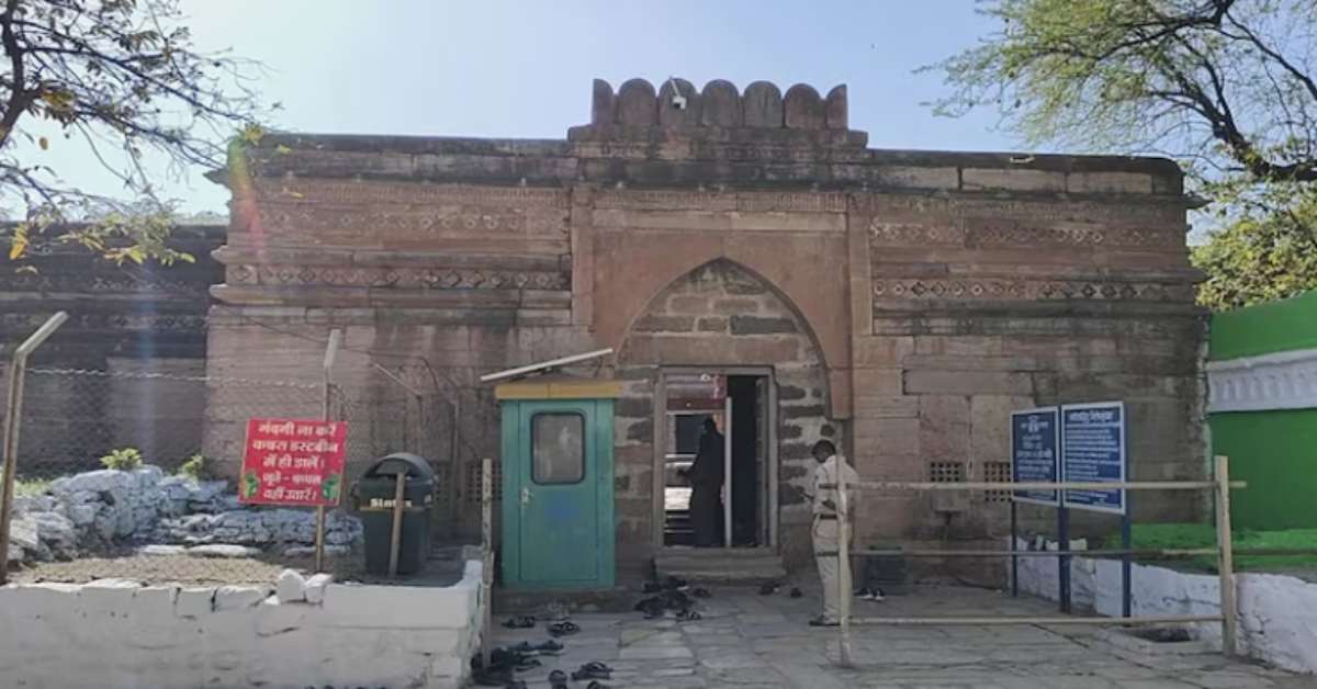 लंदन के संग्रहालय में है ‘मां वाग्देवी’ की प्रतिमा, जानिए अंग्रेज मां सरस्वती को कैसे ले गए थे ?
