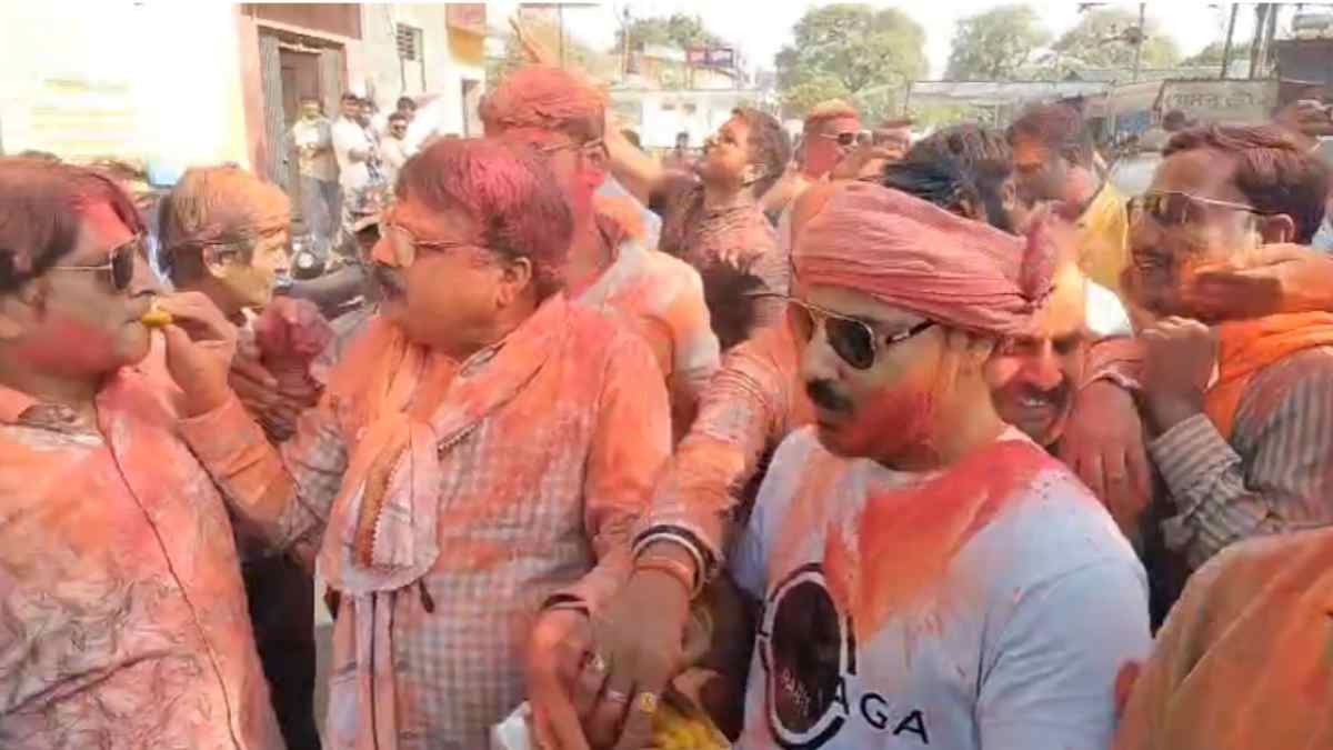 हाईकोर्ट के फैसले के बाद भोजशाला में लोगों ने खेला गुलाल, उमा भारती ने जताई खुशी, आरिफ मसूद ने बताया गलत