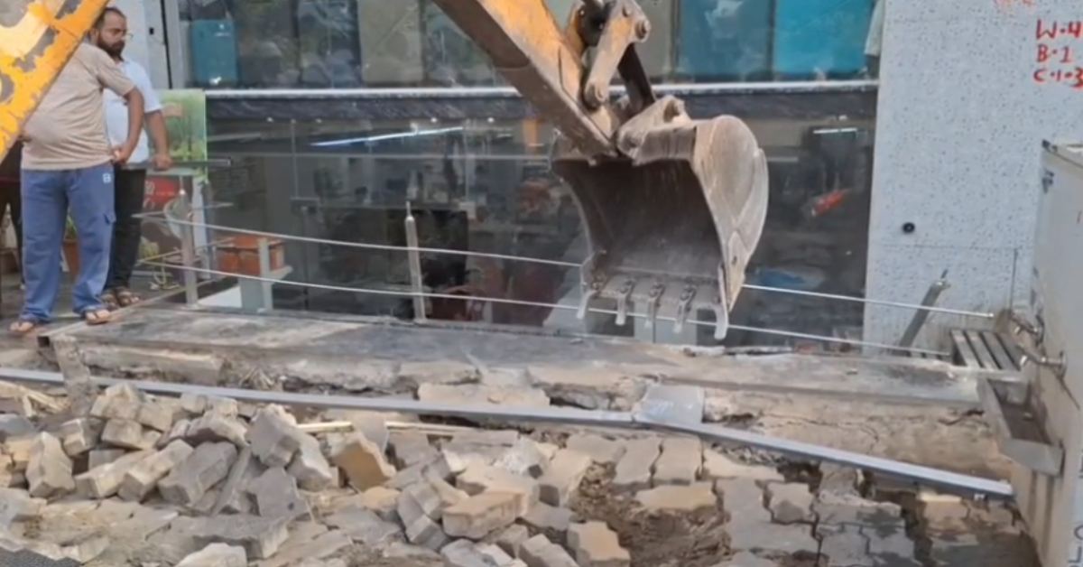 खंडवा में बुलडोजर एक्शन: जी मार्ट बिल्डिंग के सामने बने निर्माण को तोड़ा, JCB के सामने खड़ा हुआ परिवार