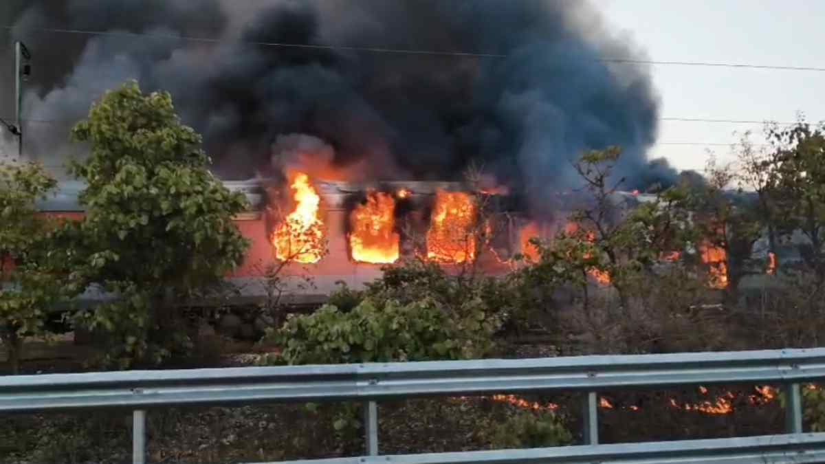 रतलाम में राजधानी एक्सप्रेस बनी ‘आग का गोला’: AC कोच में शॉर्ट सर्किट से हुआ हादसा, यात्रियों में मची चीख-पुकार