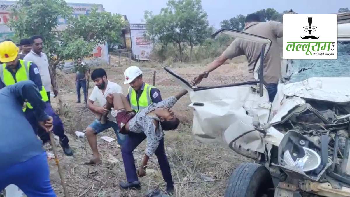 नेशनल हाईवे पर भीषण हादसा: मुर्गियों से भरे ट्रक में घुसी तेज रफ्तार पिकअप, चालक की मौके पर मौत