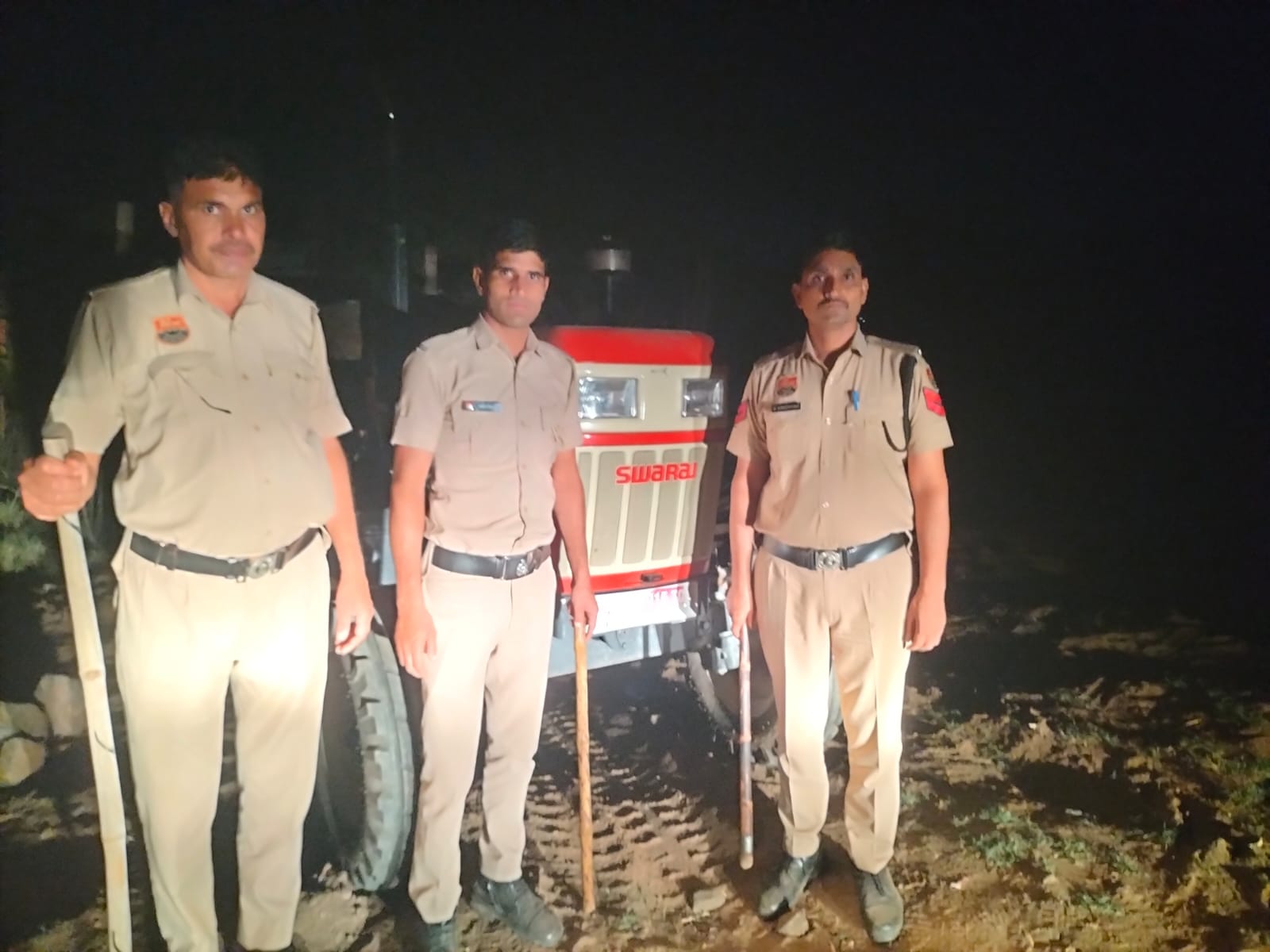 महेंद्रगढ़ में अवैध खनन पर पुलिस का बड़ा एक्शन: आयरन पत्थर से भरी ट्रैक्टर-ट्रॉली जब्त