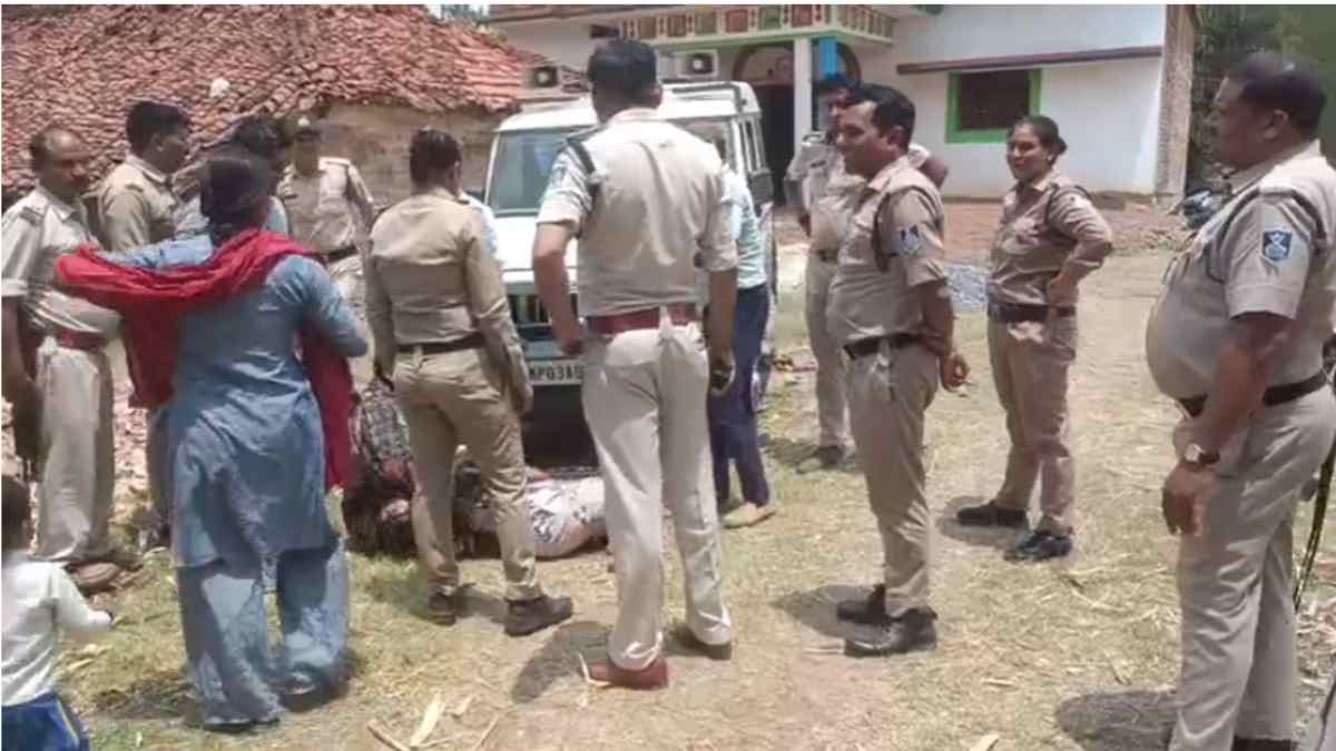 मऊगंज में बवालः महिला पुलिसकर्मी की फाड़ी वर्दी, चोरी के केस में जांच करने पहुंची टीम पर ग्रामीणों ने किया हमला