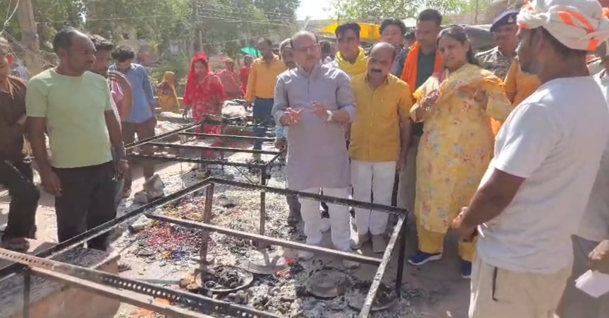 ओरछा में आग का तांडव: 16 मनिहारी दुकानें जलकर राख, कई परिवारों की रोजी-रोटी छिनी