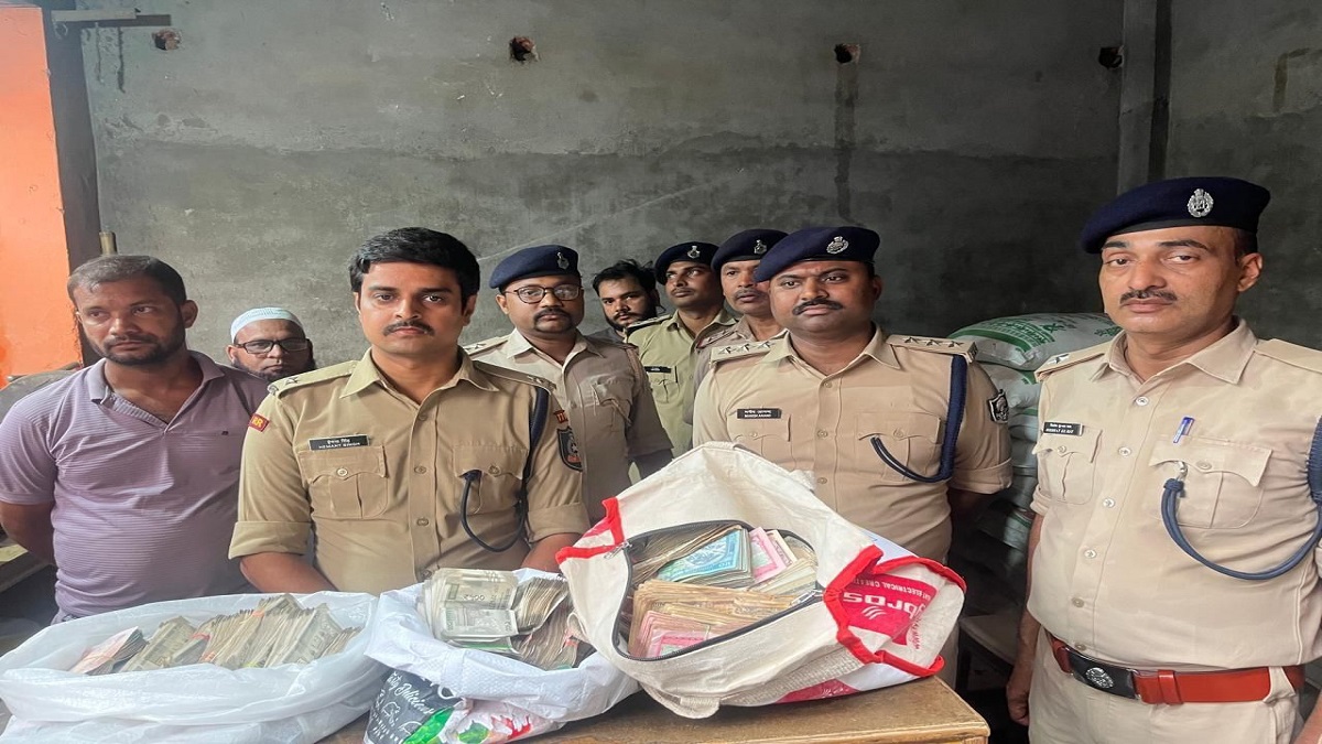 नोट बदलने वाले गिरोह का भंडाफोड़, 18 लाख नेपाली और 13 लाख भारतीय नोट के साथ दो गिरफ्तार
