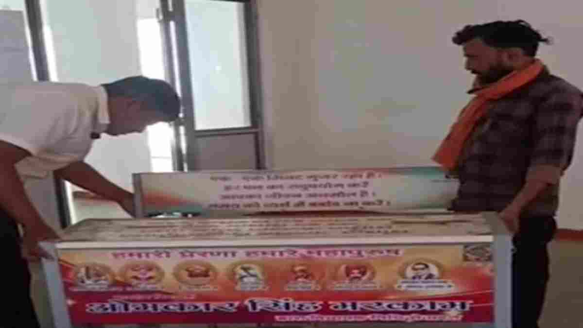 विधायक निधि से बांटी गई डेस्क पर ‘नाम’ का संग्राम, प्रभारी मंत्री ने दिए जांच के आदेश  