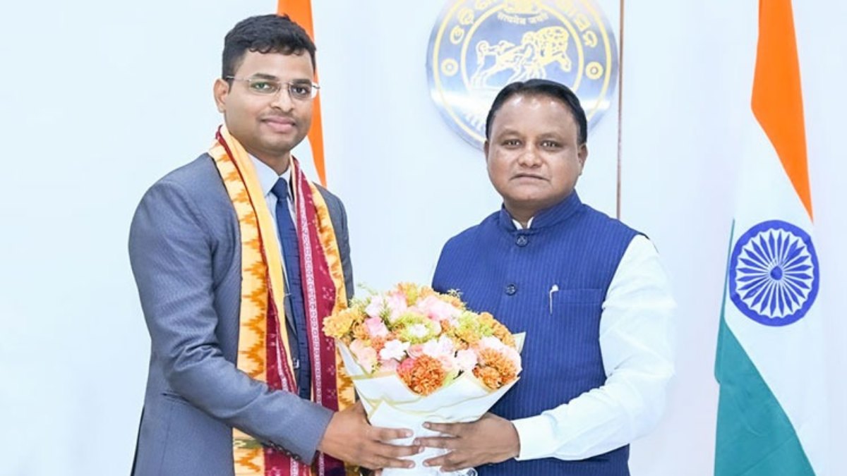 ओडिशा सिविल सेवा परीक्षा-2024: टॉपर बुबुन साहू को मुख्यमंत्री ने किया सम्मानित