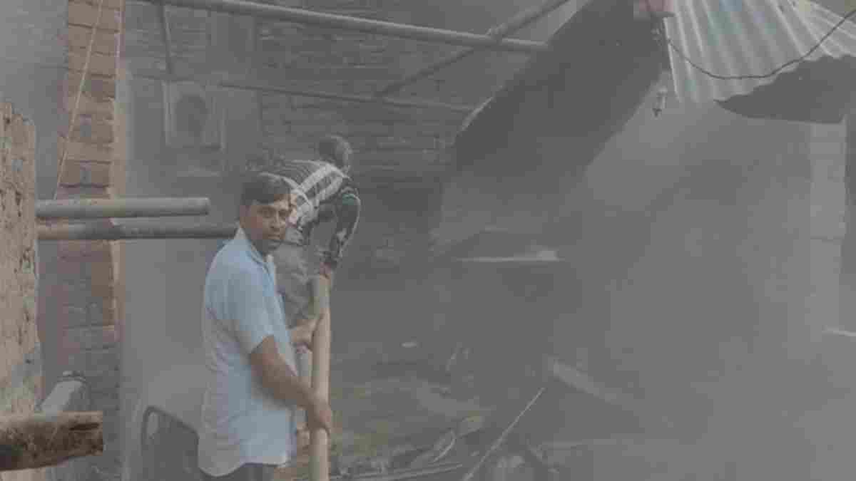 घर में बारूद का ढेर, बनाए जा रहे थे पटाखे… जोरदार धमाके के बाद लगी भीषण आग, एक की मौत 