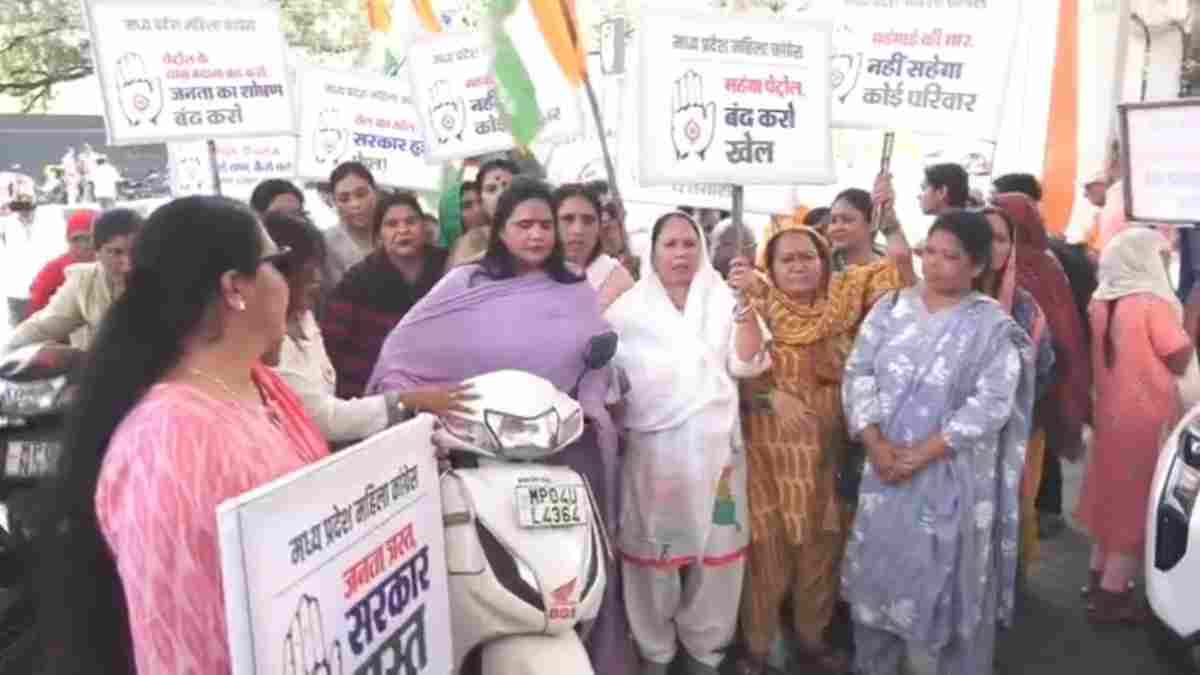 पेट्रोल-डीजल की बढ़ती कीमतों के खिलाफ महिला कांग्रेस का प्रदर्शन, भोपाल में स्कूटी को धक्का लगाकर पेट्रोल पंप पहुंचीं महिला कार्यकर्ता