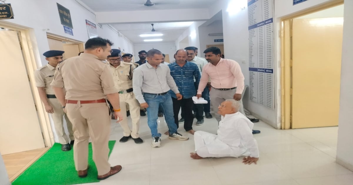 MP में ये कैसा सुशासन? FIR के लिए जमीन पर धरने पर बैठे पूर्व गृहमंत्री हिम्मत कोठारी, आमरण अनशन की दी चेतावनी