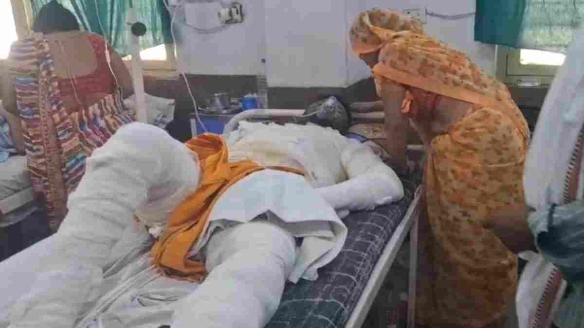 सिलेंडर ब्लास्ट से मकान में लगी भीषण आग: परिवार के 4 लोग गंभीर रूप से झुलसे, धमाके से दहल उठा इलाका 