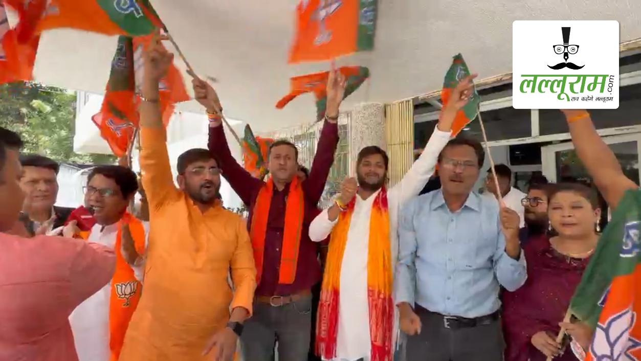 5 राज्यों के शुरुआती रुझानों में BJP को बढ़त के बाद रायपुर में जश्न का माहौल, कार्यकर्ताओं ने आतिशबाजी कर मनाया जश्न, एक दूसरे को खिलाई मिठाई