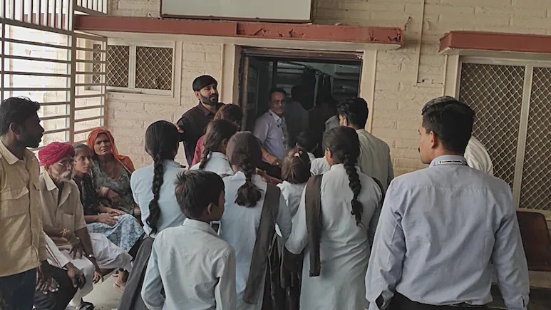 Rajasthan News: नो बैग डे पर पानी पीते ही बिगड़ी 13 बच्चों की तबीयत, शरीर पर पड़े लाल चकत्ते, मची चीख-पुकार