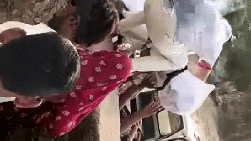 Rajasthan News: श्मशान जाने वाले रास्ते पर अतिक्रमण, खेतों के कीचड़ और दीवार फांदकर निकाली अंतिम यात्रा