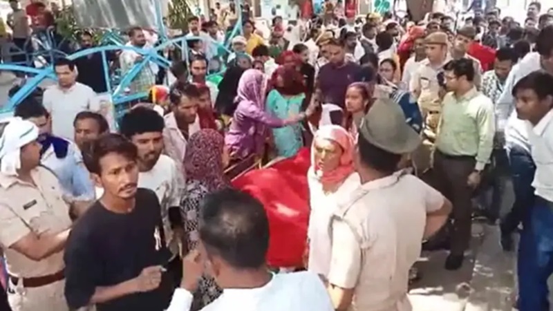 Rajasthan News: एमबीएस अस्पताल में तोड़फोड़, डॉक्टरों को बाथरूम में घुसकर पीटा, लाशें सड़क पर रखकर चक्काजाम