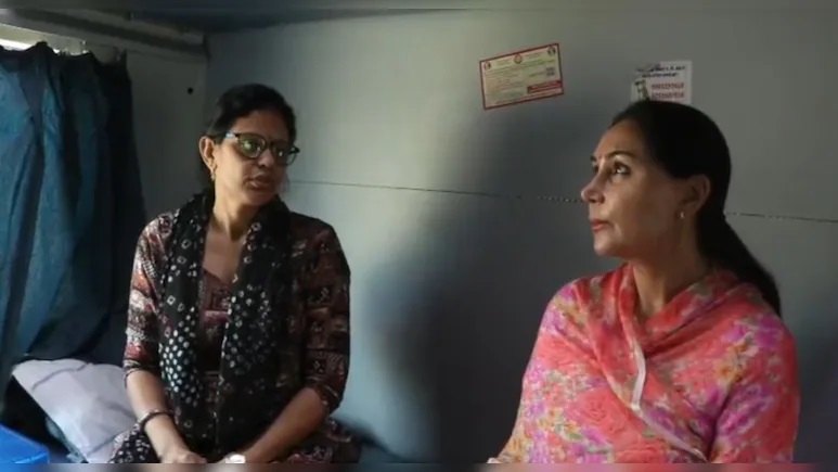 Rajasthan News: जयपुर रेलवे स्टेशन पर अचानक पहुंचीं डिप्टी सीएम दिया कुमारी, आम यात्रियों के साथ ट्रेन में सफर कर सबको चौंकाया