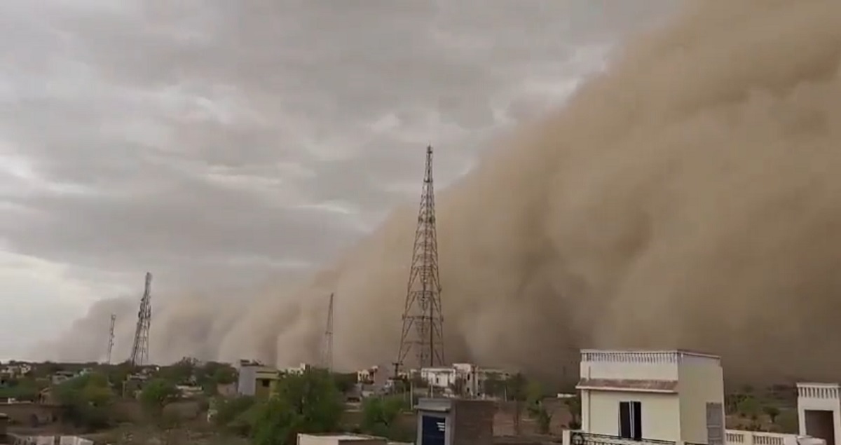 Rajasthan News: चूरू में कुदरत का खौफनाक नजारा: दोपहर 2 बजे छा गया घना अंधेरा, 70 की रफ्तार से आया रेतीला बवंडर