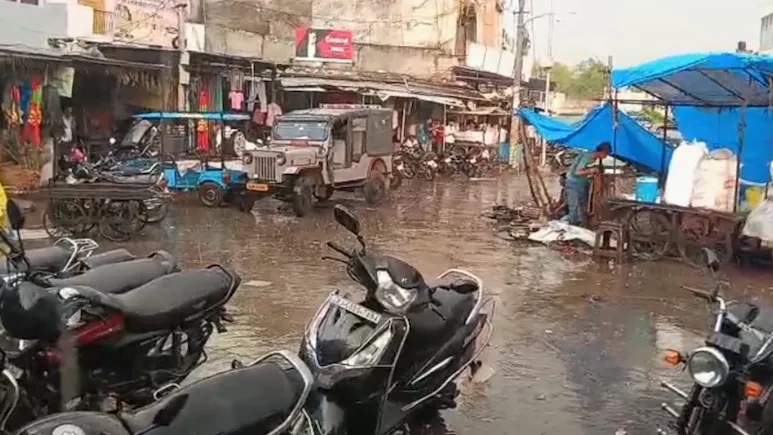 Rajasthan Weather Update: राजस्थान में आसमानी आफत! 23 जिलों में ऑरेंज अलर्ट, 70 की रफ्तार से चलेगी आंधी