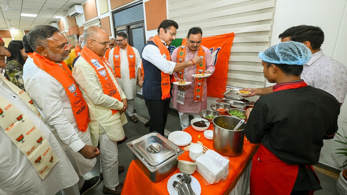 जयपुर में जश्न: बंगाल में खिला कमल तो CM आवास पर बंटी झालमुड़ी, भजनलाल का चला जादू!