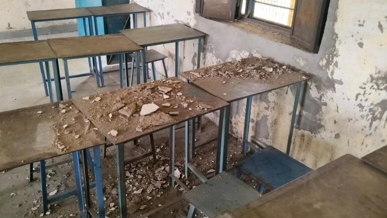 Rajasthan News: इस बार गिरी बांसवाड़ा के सरकारी स्कूल की छत, क्लास के बीच छात्राओं के ऊपर गिरा मलबा
