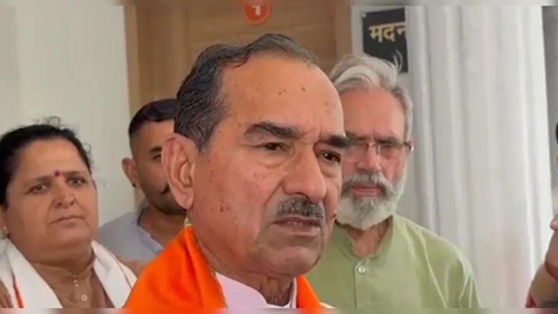 Baba Balaknath Controversy: बाबा बालकनाथ के बिगड़े बोल पर भारी बवाल, BJP दफ्तर में सैन समाज का हल्लाबोल, मदन राठौड़ को मांगनी पड़ी माफी