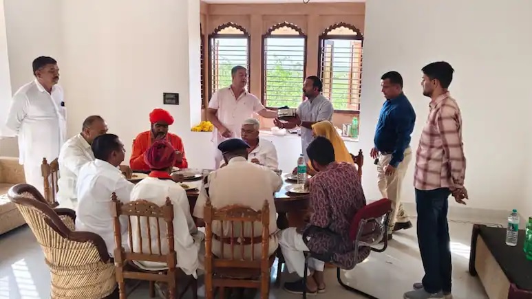 Rajasthan News: पोकरण में मंत्री शेखावत की मैराथन जनसुनवाई, रात 1:30 बजे तक सुनी समस्याएं, चखा बाजरे की रोटी और राबड़ी का स्वाद