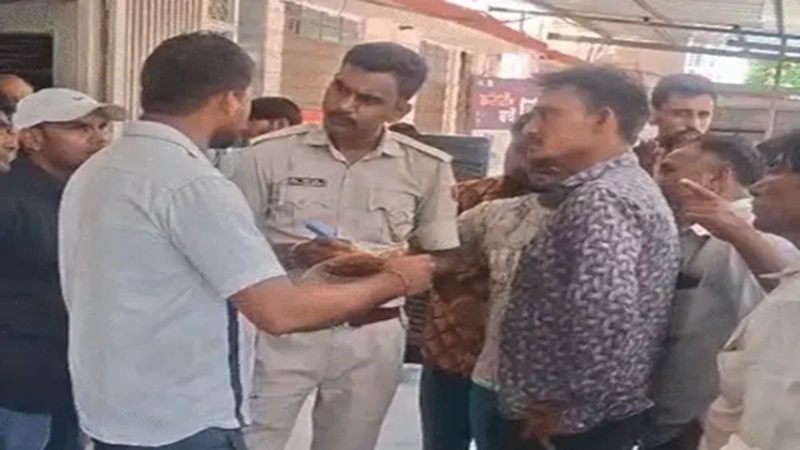 Rajasthan News: एंबुलेंस में ऑक्सीजन खत्म होने से 20 साल के युवक की मौत, भाई की गोद में तड़पकर तोड़ा दम