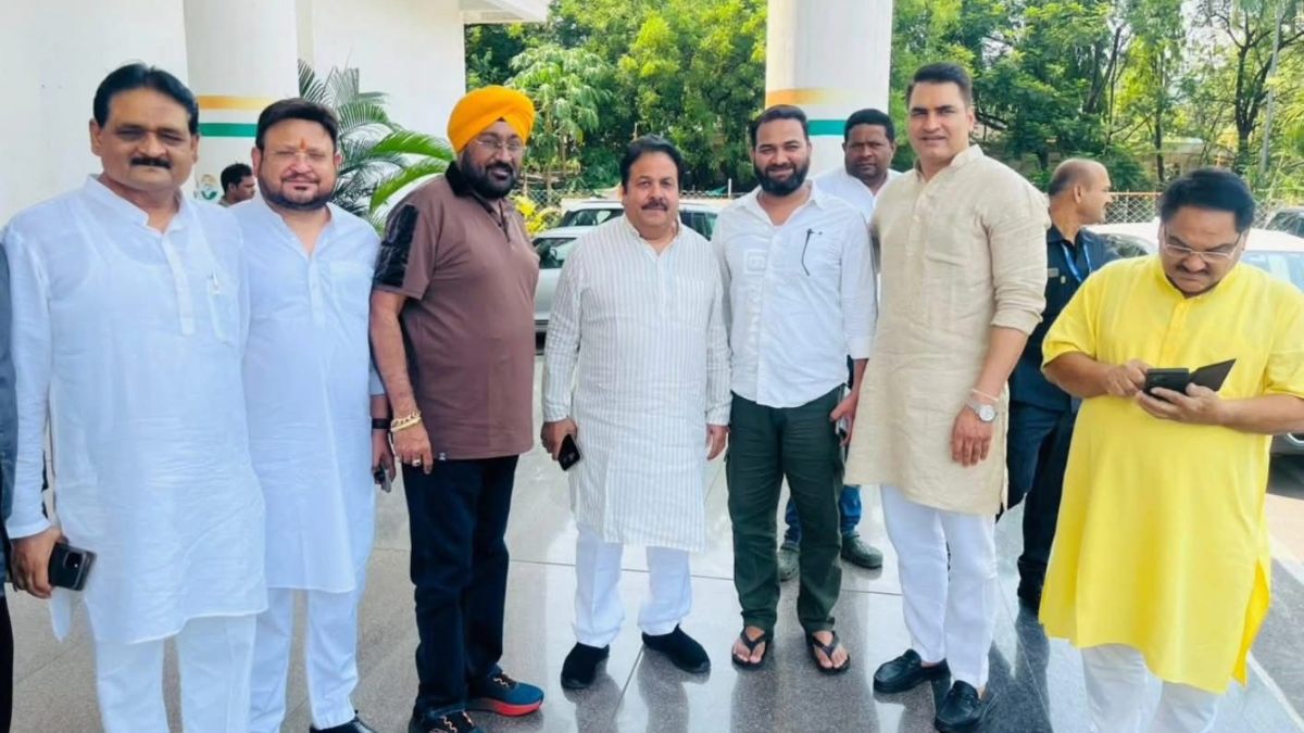 कांग्रेस मुख्यालय पहुंचे BCCI उपाध्यक्ष और राज्यसभा सदस्य राजीव शुक्ला, राजीव भवन में नेताओं से की मुलाकात