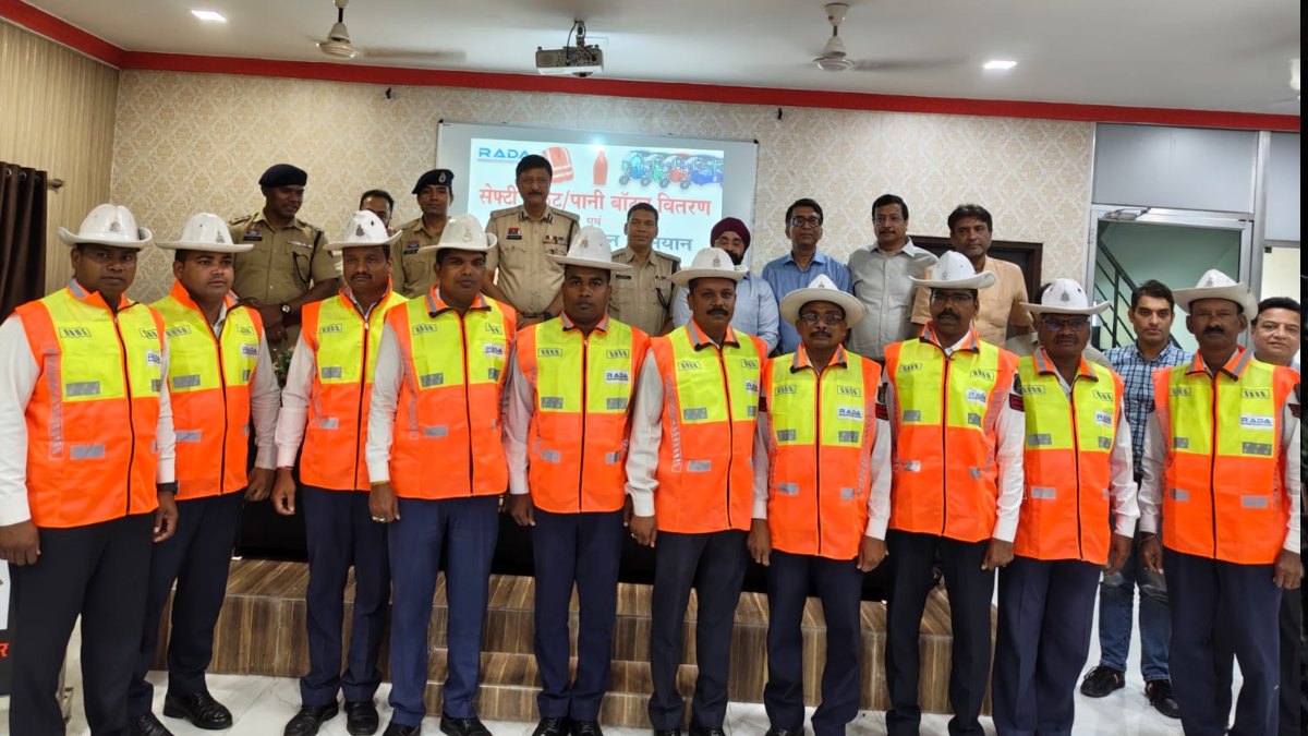 राडा की बड़ी पहल: भीषण गर्मी में मुस्तैद ट्रैफिक पुलिसकर्मियों को बांटीं रिफ्लेक्टिव सेफ्टी जैकेट, वृक्षारोपण करने की अपील