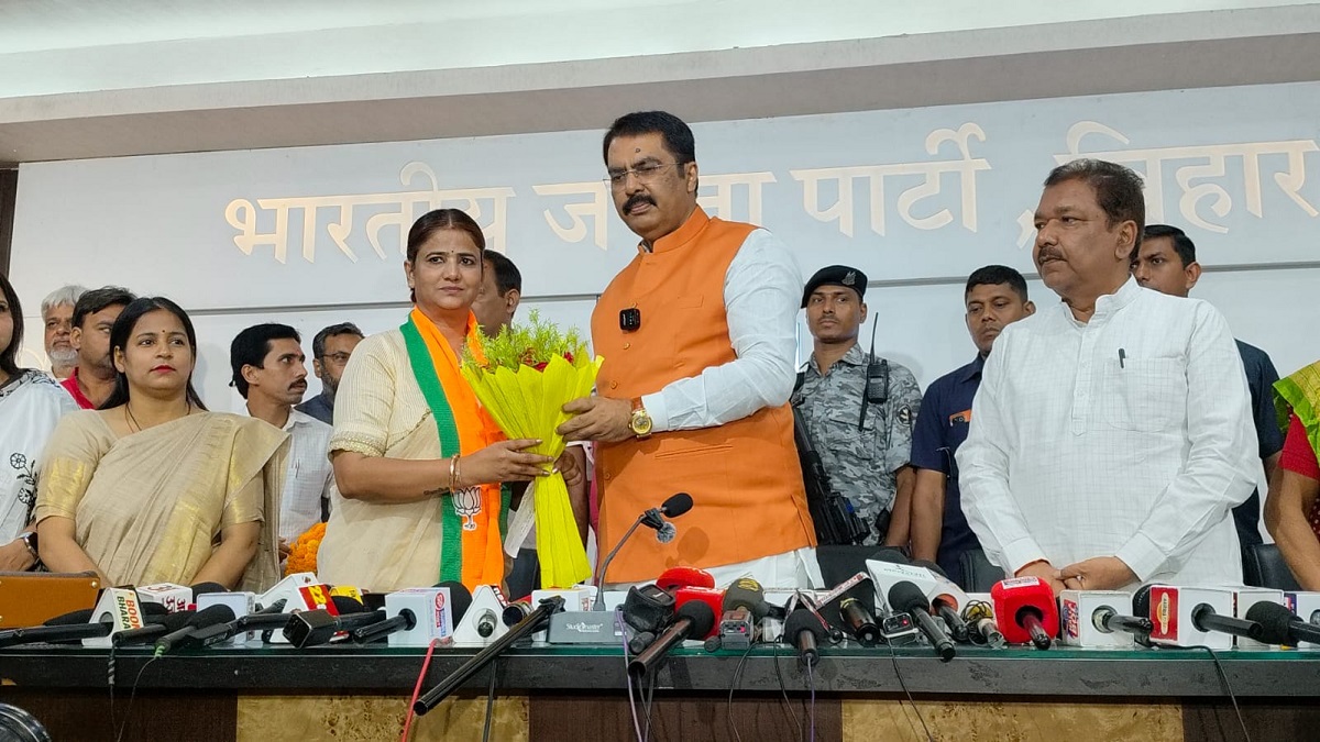 राजद को बड़ा झटका: भाजपा में शामिल हुईं रितु जायसवाल, संजय सरावगी ने दिलाई पार्टी की सदस्यता