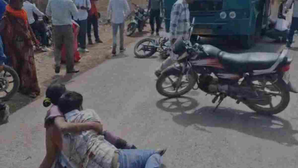 दर्दनाक सड़क हादसे में 2 युवकों की मौत: बस ने बाइक को मारी टक्कर, एक महिला गंभीर घायल 
