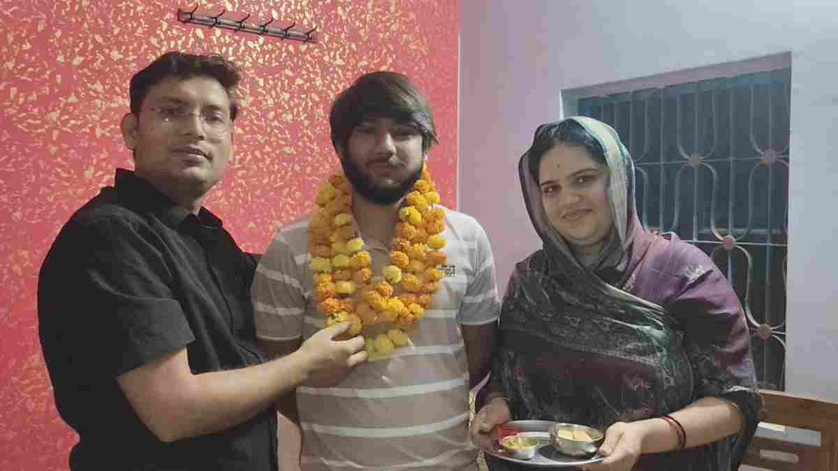 सिर पर पिता का साया नहीं…  संघर्षों की तपती भट्टी से निकलकर गांव के युवा का IIT मद्रास में चयन, मेहनत और जुनून से अनिरुद्ध ने पाया मुकाम    