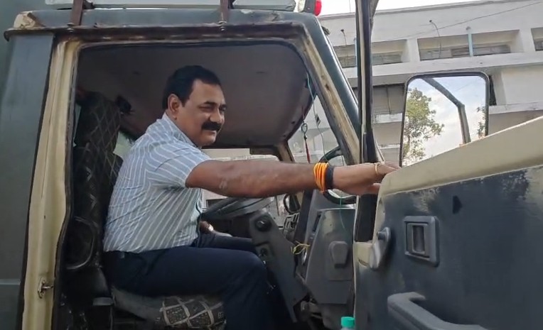 जब कलेक्टर बने ड्राइवर: जनगणना जागरूकता के लिए खुद थामा स्टीयरिंग, शहडोल कलेक्टर की अनोखी पहल सोशल मीडिया पर वायरल