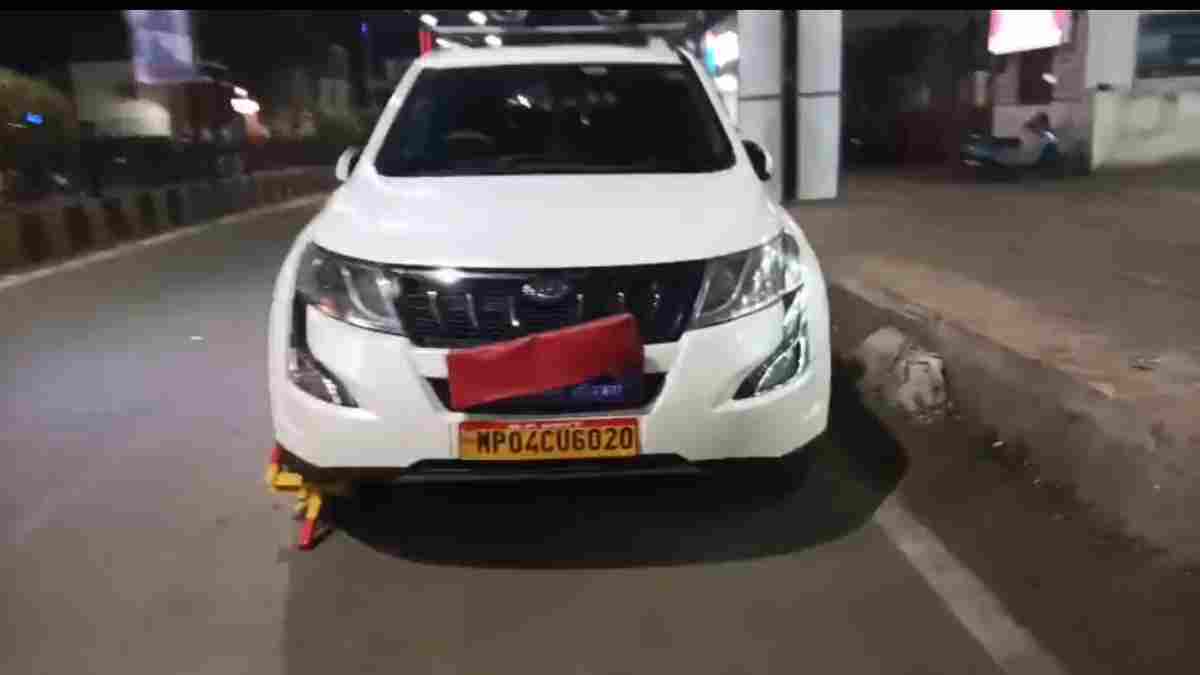 सड़क पर खड़ी रहस्यमयी गाड़ी पर लगा व्हील लॉक, शहडोल में पुलिस की ज्वाइंट कॉम्बिंग गश्त से मचा हड़कंप