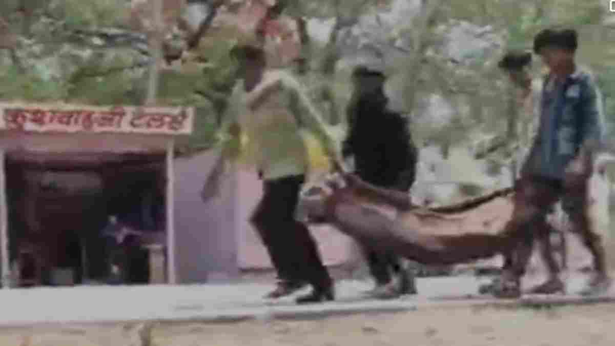 इंसानियत शर्मसार: शव वाहन न मिलने पर परिजन पैदल ले गए किशोरी का शव, कलेक्टर का एक्शन