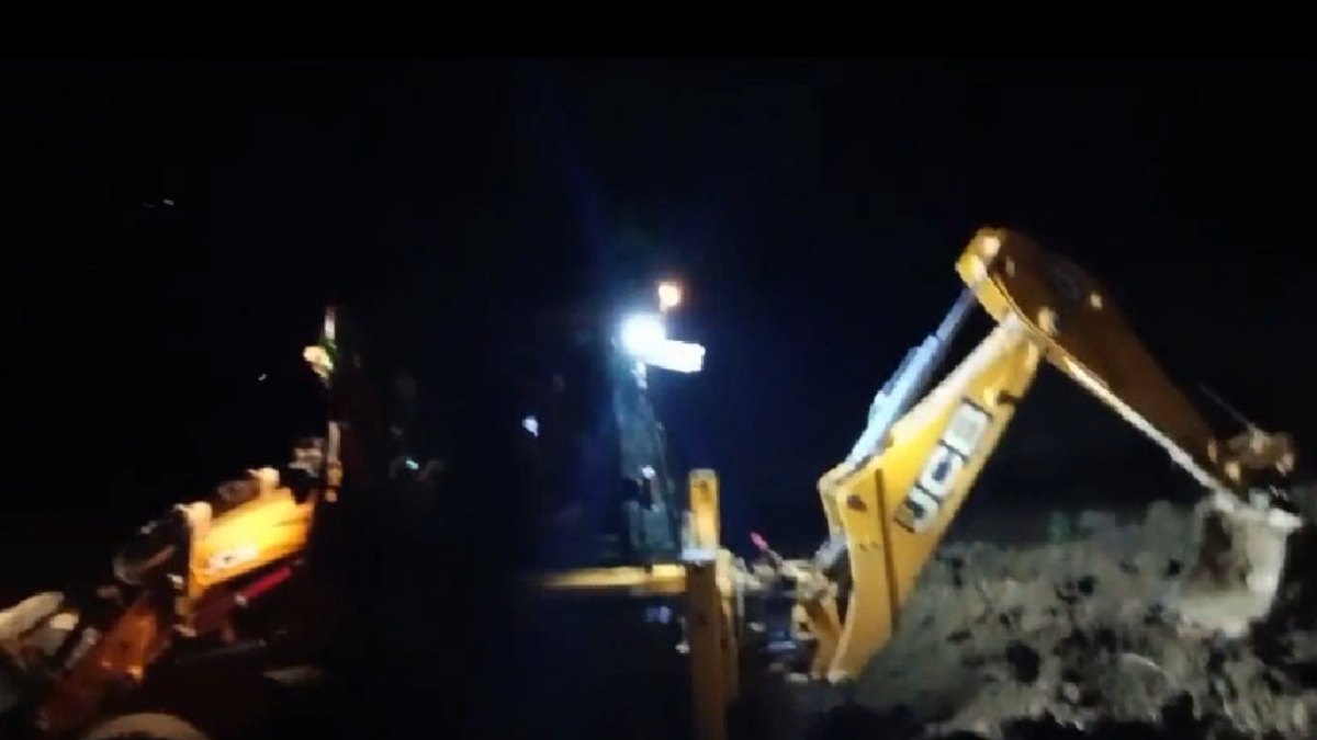 मजदूरों के हक पर डाका: आधी रात JCB से हो रहा था तालाब गहरीकरण का काम, ग्रामीणों ने जताया विरोध, VIDEO हुआ वायरल