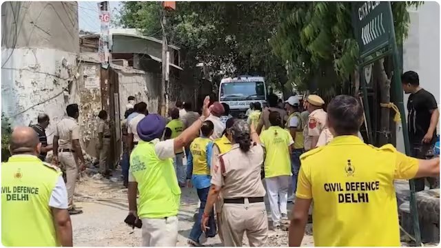 साकेत बिल्डिंग हादसा: एमसीडी का बड़ा एक्शन, दो इंजीनियर निलंबित; 4 की मौत, 10 घायल