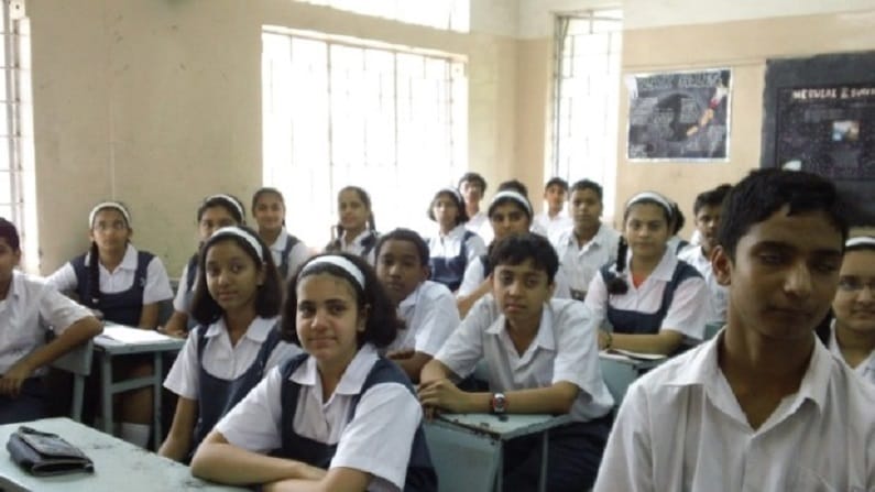 निजी स्कूल पर एसएलसी रोकने का आरोप, अभिभावकों ने बीईओ कार्यालय में लगाई गुहार