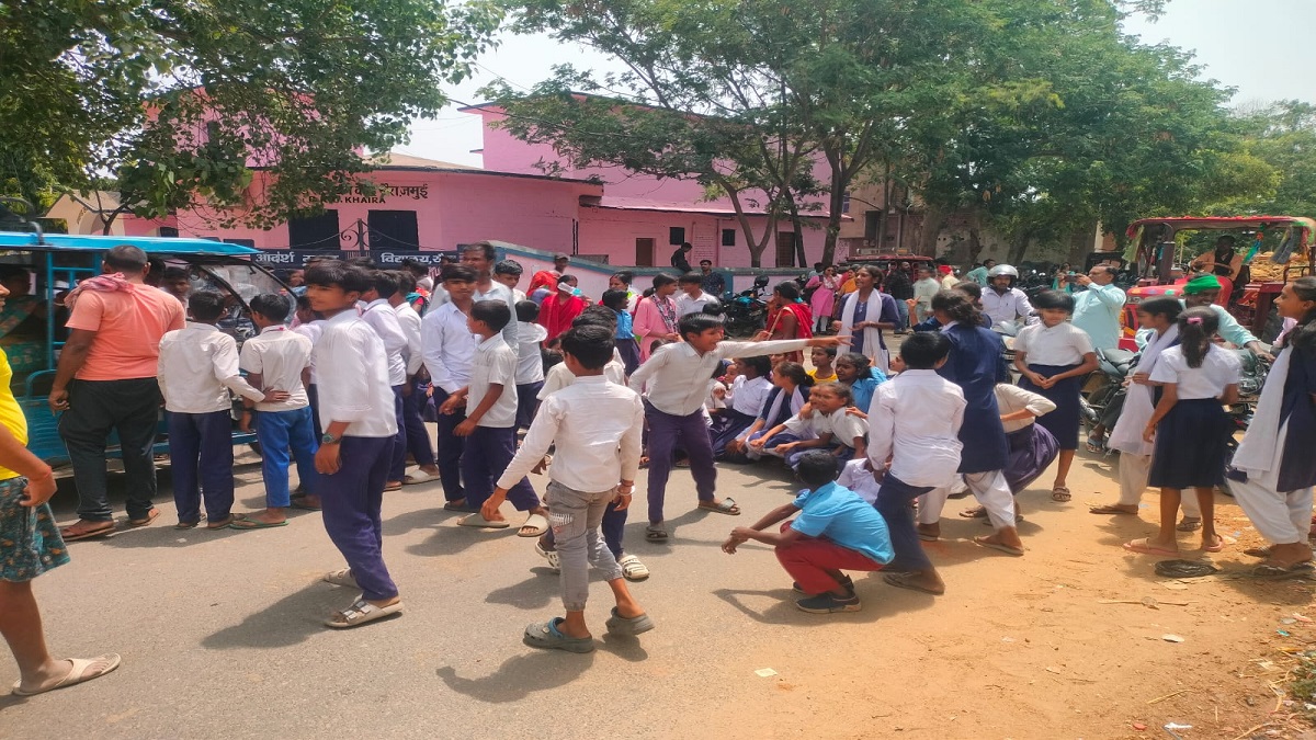 बिहार में भीषण गर्मी के बीच अभिभावकों संग सड़क पर उतरे स्कूली बच्चे, कई छात्र हुए बहोश, जानें मामला?