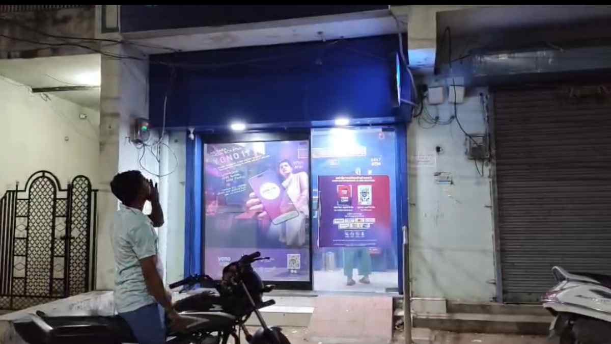 ATM बदलकर 80 हजार की ठगी: हेलमेट पहने शातिरों ने बुजुर्ग को बनाया निशाना, बातों में उलझाकर बदल दिया कार्ड