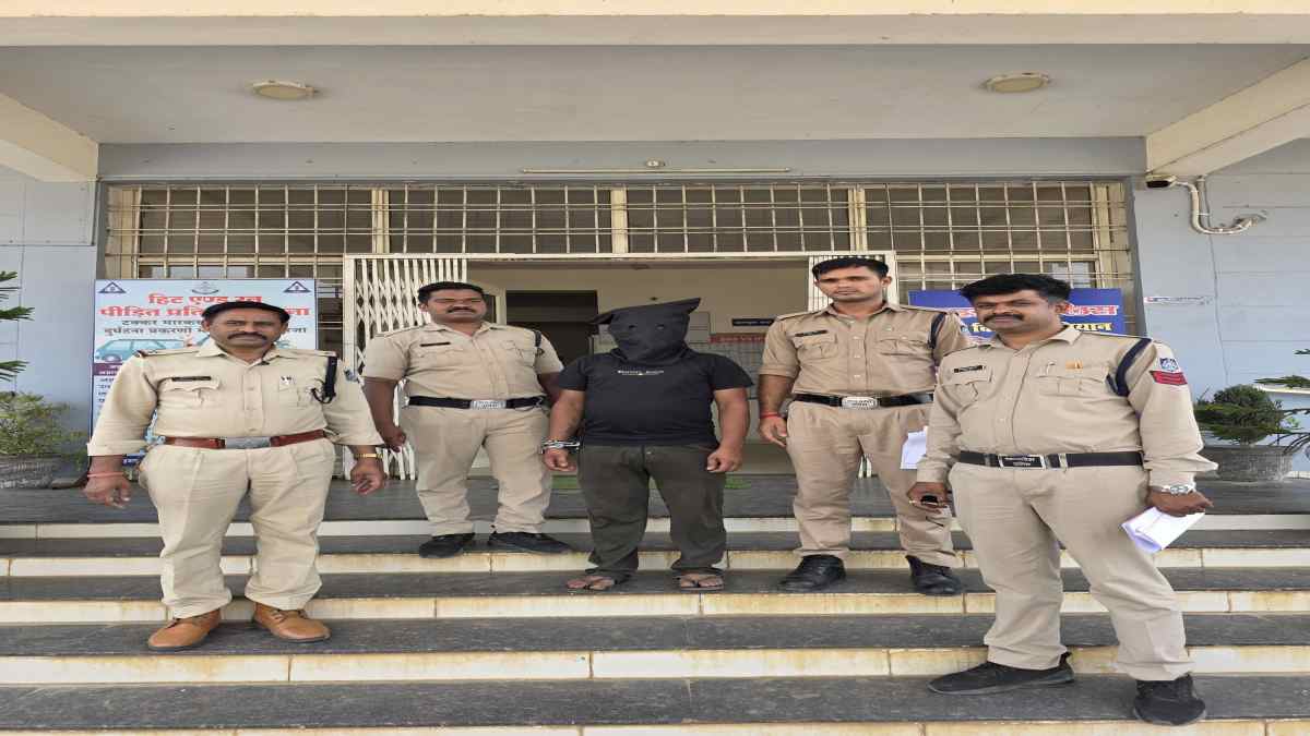 बाइक रिपेयरिंग की आड़ में चल रहा था शराब कारोबार, पुलिस की रेड में 100 लीटर शराब जब्त, एक गिरफ्तार