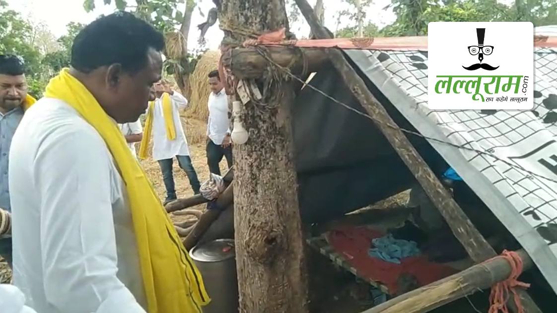 सागौन कटाई और अतिक्रमण पर कार्रवाई से गरमाई सियासत, पंडरीपानी पहुंचे आदिवासी कांग्रेस के प्रदेश अध्यक्ष जनक राम ध्रुव, पीड़ित परिवारों से की मुलाकात