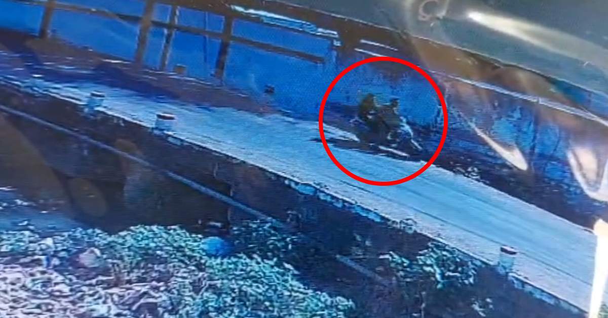 पुलिया से नीचे गिरे बाइक सवार: कोचिंग से घर लौट रहे थे छात्र और छात्रा, VIDEO आया सामने