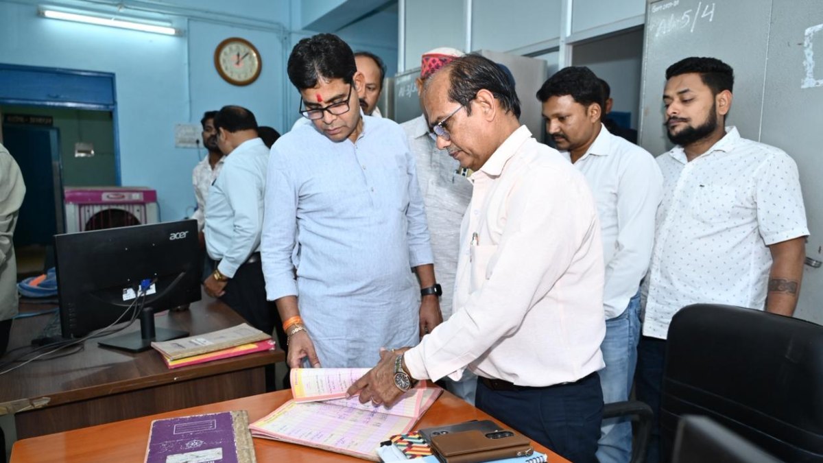 ​उच्च शिक्षा मंत्री टंक राम वर्मा का औचक निरीक्षण: महाविद्यालय में व्यवस्था सुधारने के दिए कड़े निर्देश, छात्रों के लिए बनेगा ‘हेल्प डेस्क’