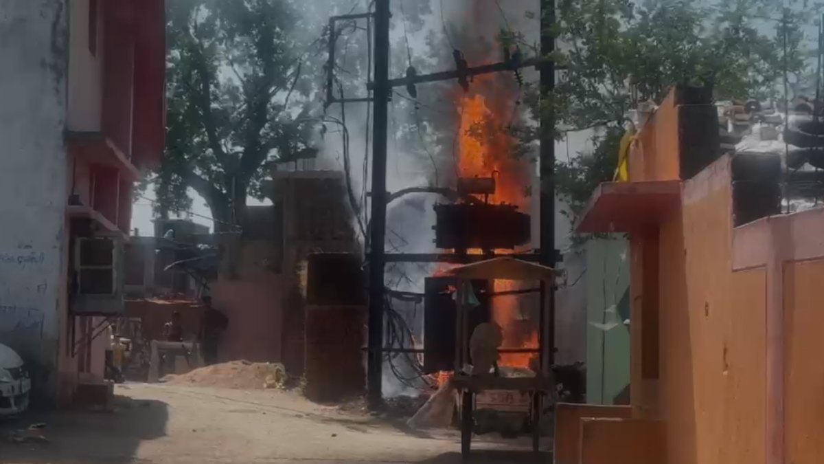 ट्रांसफार्मर में लगी भीषण आग: इलाके में अफरा-तफरी का माहौल, घटना का वीडियो आया सामने