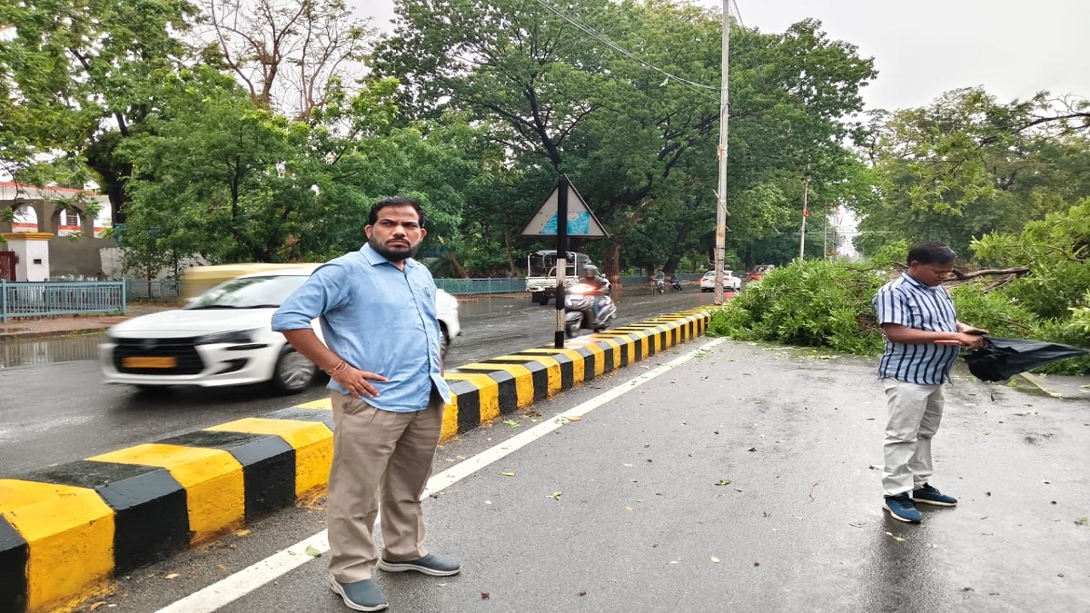 तेज आंधी-पानी से बेहाल हुआ पटना, VIP इलाके में दर्जनों पेड़ गिरने से यातायात प्रभावित