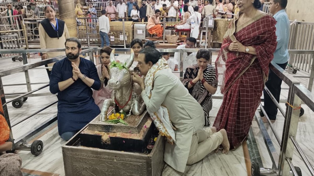 महाकाल की शरण में अभिनेता गोविंद नामदेव: 40 साल से लगातार आ रहे उज्जैन, नंदी के कान में कही अपनी मनोकामना