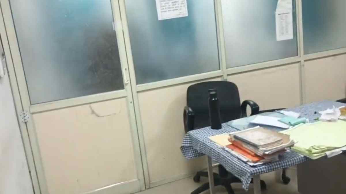 एक्सीडेंट के बाद जिला अस्पताल में हंगामा: परिजनों ने की तोड़फोड़, डॉक्टर और एंबुलेंस ड्राइवर नहीं होने के लगाए आरोप