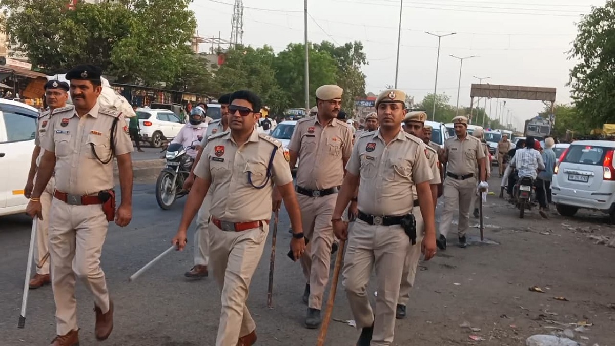 बकरीद से पहले एक्शन में नूंह पुलिस: शांति व्यवस्था के लिए सड़कों पर उतरी फोर्स, निकाला फ्लैग मार्च